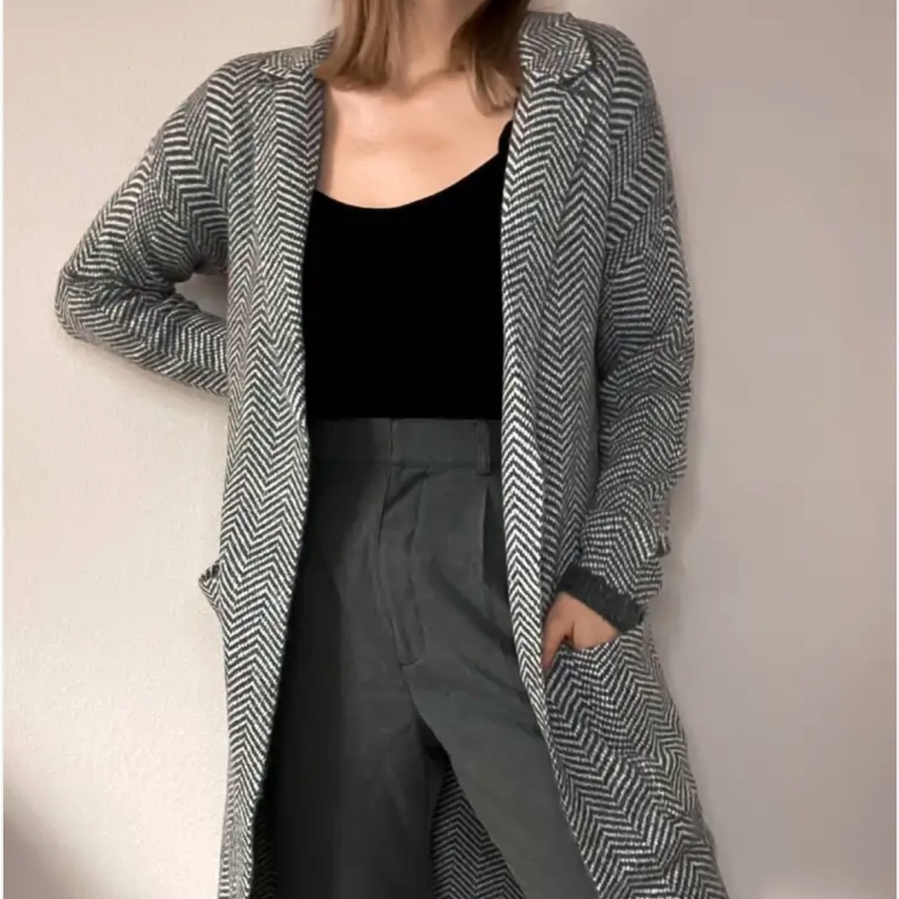Abercrombie‎ & Fitch Black and White Chevron Cardigan